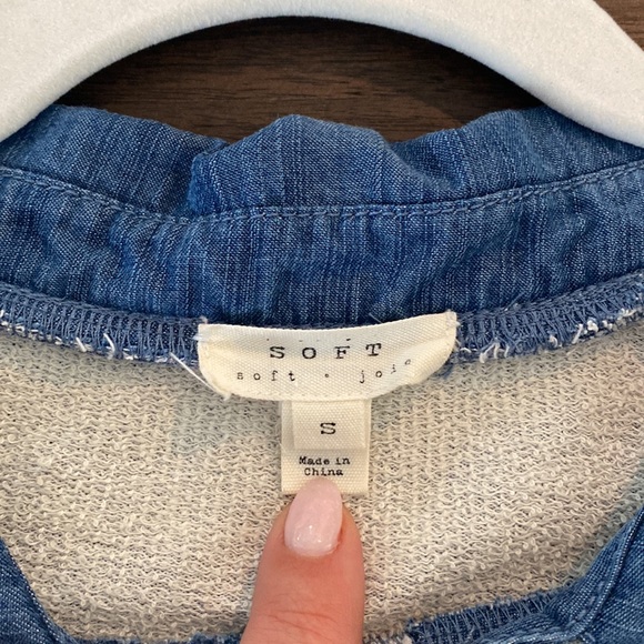 Soft Joie collared sweatshirt. - Picture 2 of 2